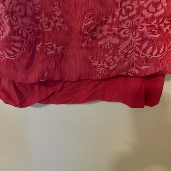 Investments Dillard's Flowy Overlay Lined Top Petite Small Red Dolman Sleeve - Picture 3 of 3